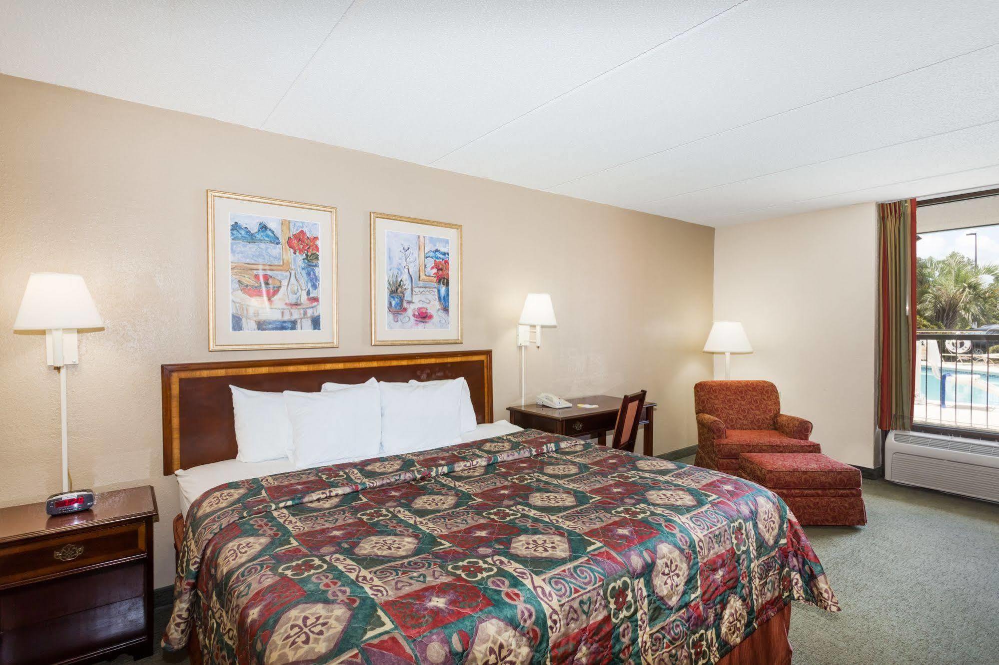 Days Inn By Wyndham Statesboro Exteriör bild